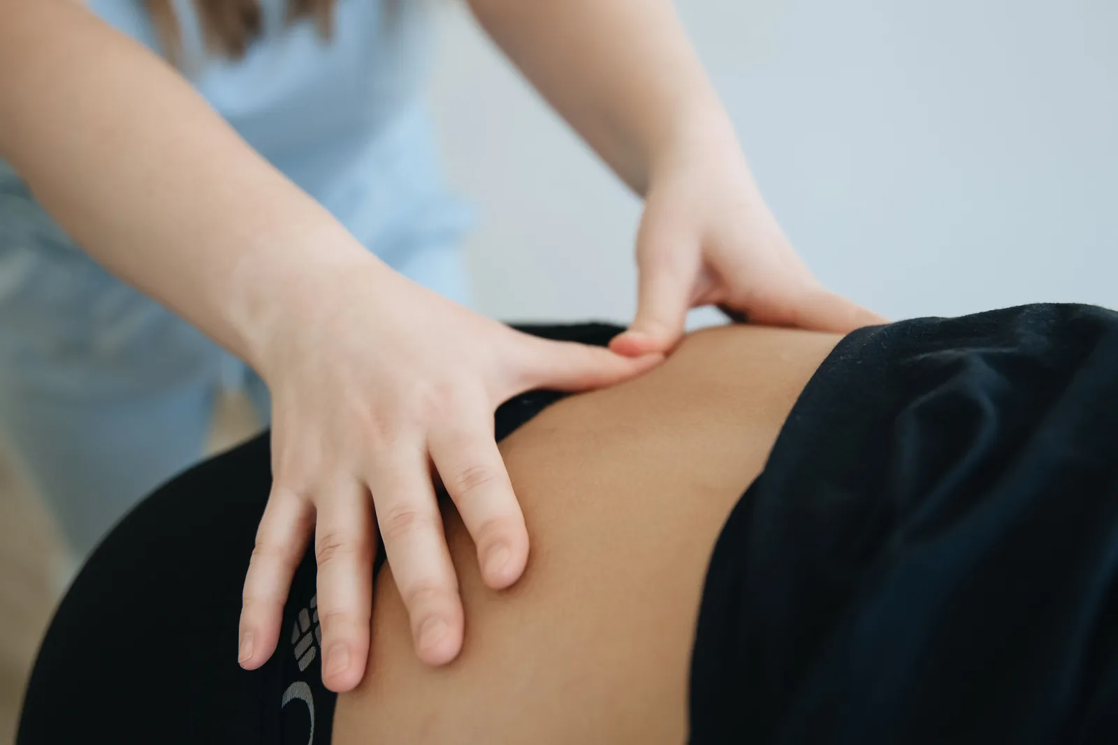 Fysiotherapeut behandelt de rug van een client