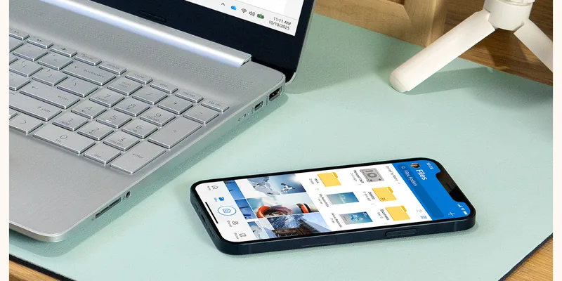 Laptop en telefoon op een bureau, met Microsoft 365 op het scherm