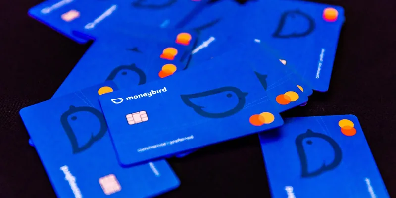 Blauwe kaarten met het Moneybird-logo