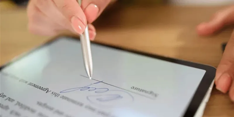 Iemand ondertekent een document op een tablet